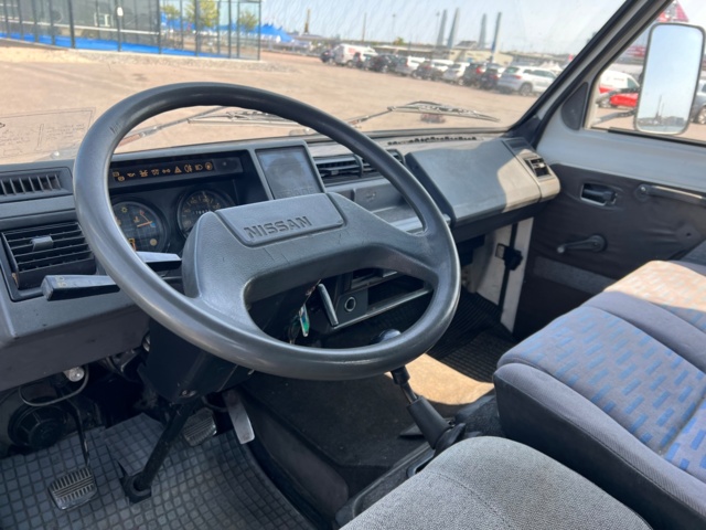 704146-10 Nissan Trade 3,0 D biltransport - 1998