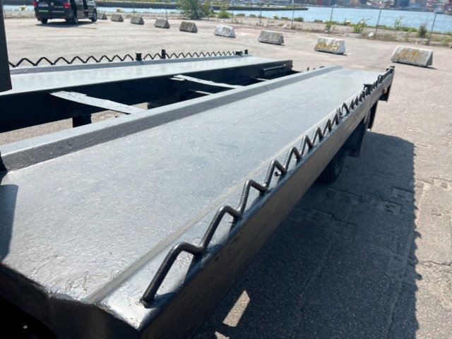 704146-13 Nissan Trade 3,0 D biltransport - 1998