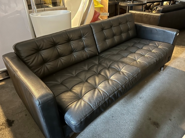 1025959-2 Black leather sofa.