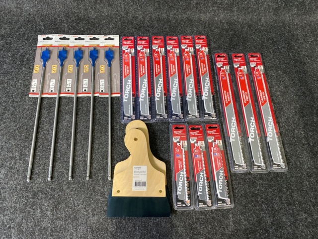 1041147-1 Assortment of drills & saw blades