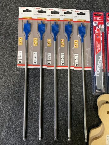 1041147-2 Assortment of drills & saw blades