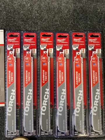 1041147-4 Assortment of drills & saw blades