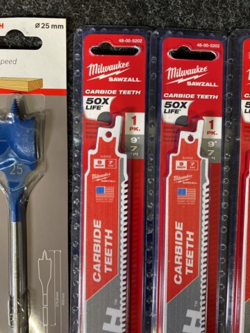 1041147-5 Assortment of drills & saw blades