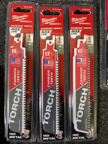 1041147-6 Assortment of drills & saw blades