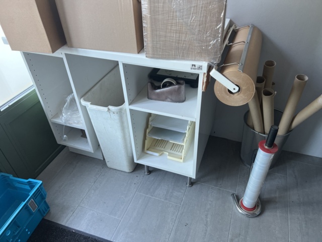 974331-1 Packing bench with plastic film stretcher, paper holder