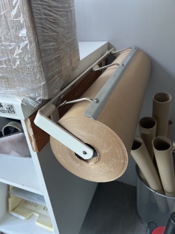 974331-3 Packing bench with plastic film stretcher, paper holder