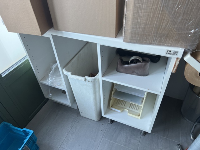 974331-4 Packing bench with plastic film stretcher, paper holder