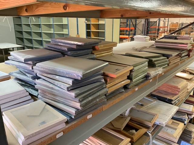 1002198-2 Pallet stall with various picture frames