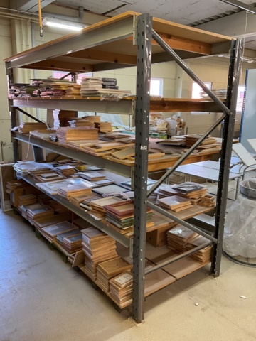 1002198-8 Pallet stall with various picture frames