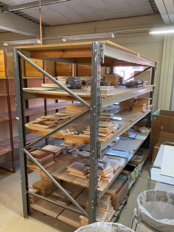 1002198-10 Pallet stall with various picture frames