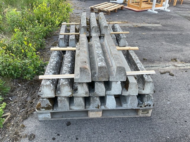 1002306-2 34 pcs. Concrete curb