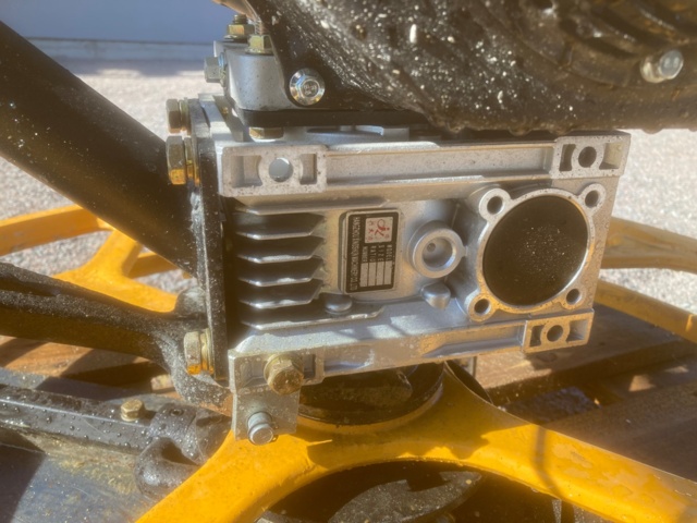 1041709-4 Petrol-powered concrete trowel with 800 mm scraper plate