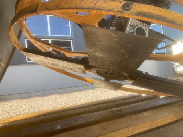 1041709-6 Petrol-powered concrete trowel with 800 mm scraper plate