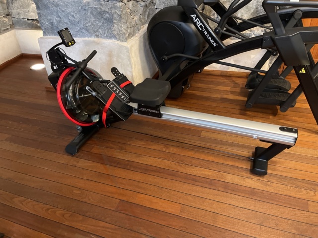 1038702-2 Life fitness rowing machine