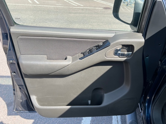 213405-17 Nissan Navara double cab 2.5 dCi 4x4 - 2010