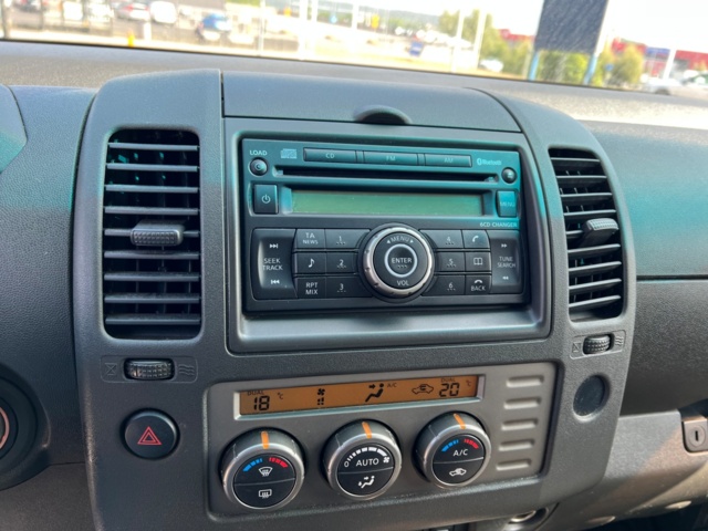 213405-19 Nissan Navara double cab 2.5 dCi 4x4 - 2010