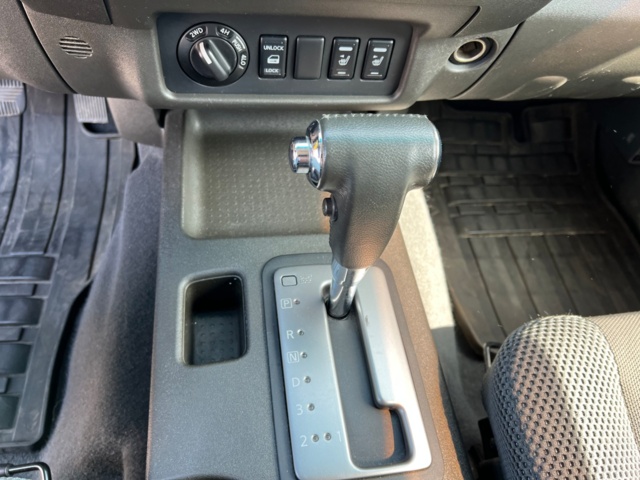 213405-22 Nissan Navara double cab 2.5 dCi 4x4 - 2010