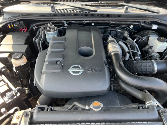 213405-23 Nissan Navara double cab 2.5 dCi 4x4 - 2010