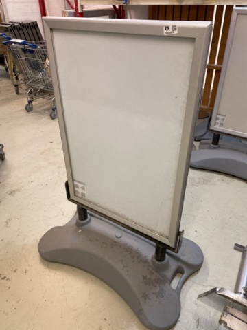 1041837-3 Street talker