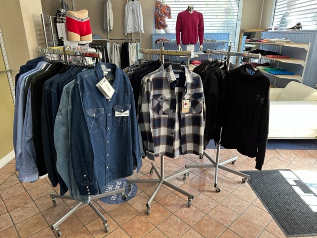 991636-1 8 clothes racks on wheels (clothes not included)