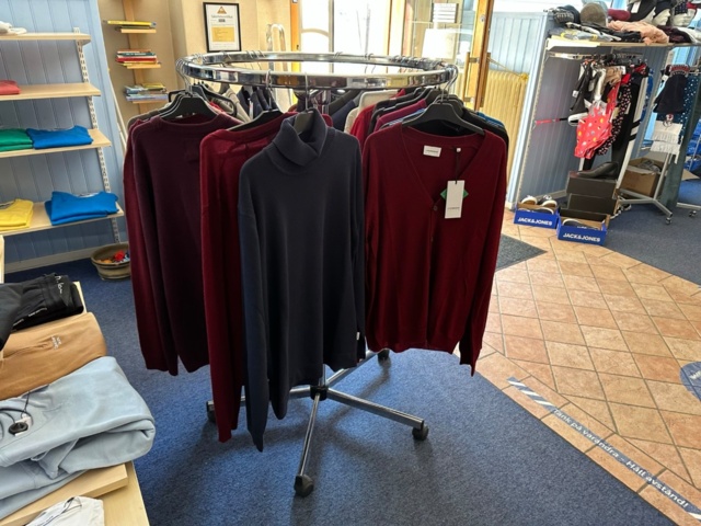 991636-4 8 clothes racks on wheels (clothes not included)