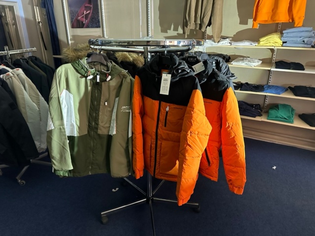 991636-5 8 clothes racks on wheels (clothes not included)