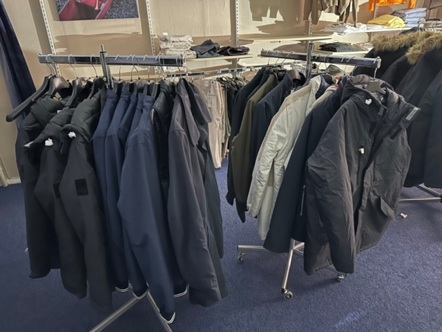 991636-6 8 clothes racks on wheels (clothes not included)