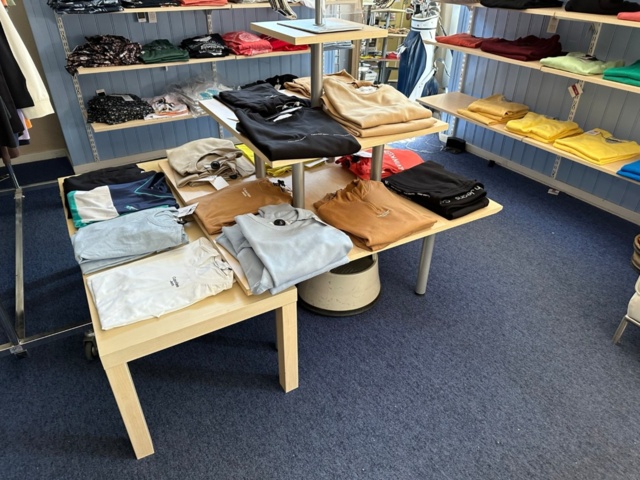 991638-2 4 display tables in 3 levels with 4 small tables