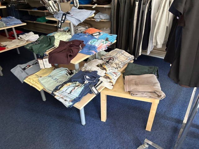 991638-3 4 display tables in 3 levels with 4 small tables