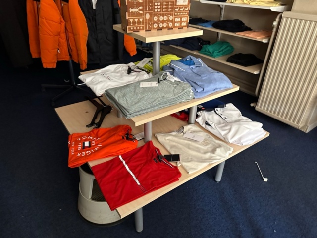 991638-4 4 display tables in 3 levels with 4 small tables