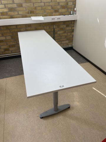 1042431-1 Höj- och sänkbart manuellt bord