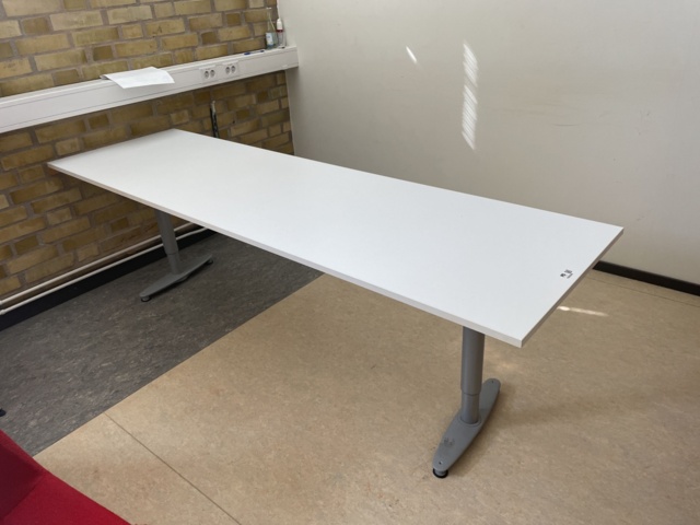 1042431-2 Höj- och sänkbart manuellt bord