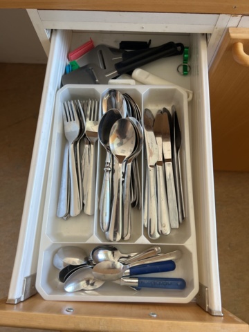 974390-5 Kitchen utensils, microwave, coffee machines etc