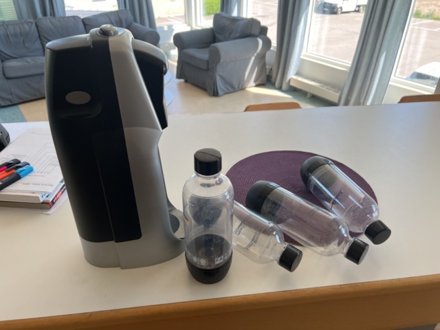 974390-9 Kitchen utensils, microwave, coffee machines etc