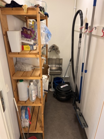 974399-1 Cleaning cupboard with equipment