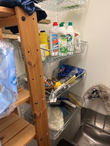 974399-4 Cleaning cupboard with equipment