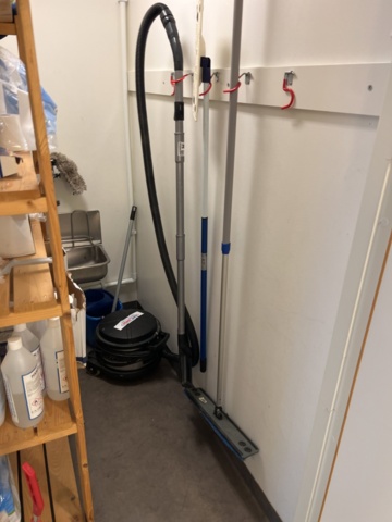 974399-5 Cleaning cupboard with equipment