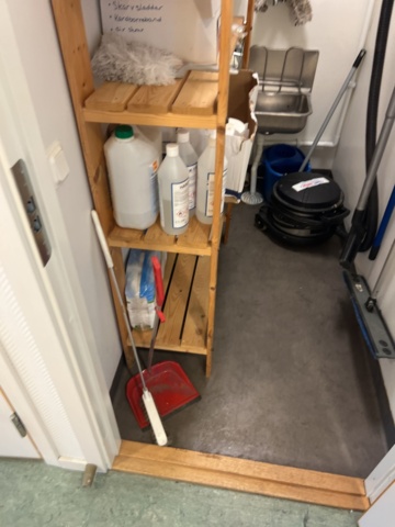 974399-6 Cleaning cupboard with equipment