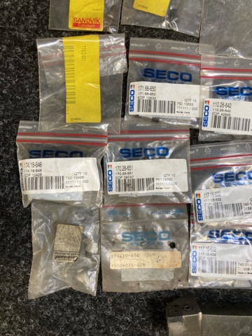 1042150-2 Assortment with indexable insert and screw Seco, Sandvik