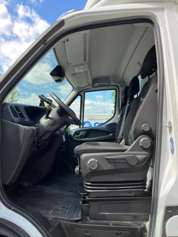 1041193-45 Iveco Daily 35-160 Chassis Cab 2.3 JTD Hi-Matic with tailgate facelift - 2021