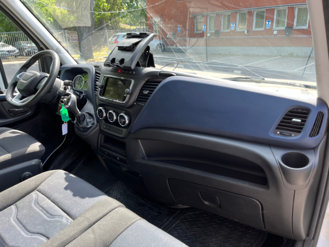 1041193-60 Iveco Daily 35-160 Chassis Cab 2.3 JTD Hi-Matic with tailgate facelift - 2021