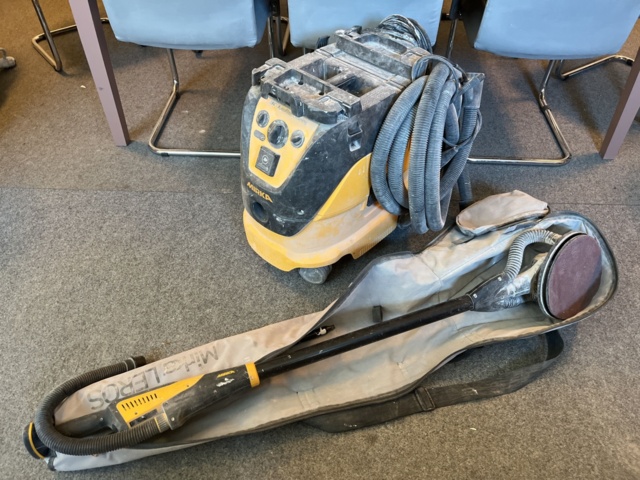 963375-11 Vacuum cleaner & giraffe sander, Mirka Leros 950