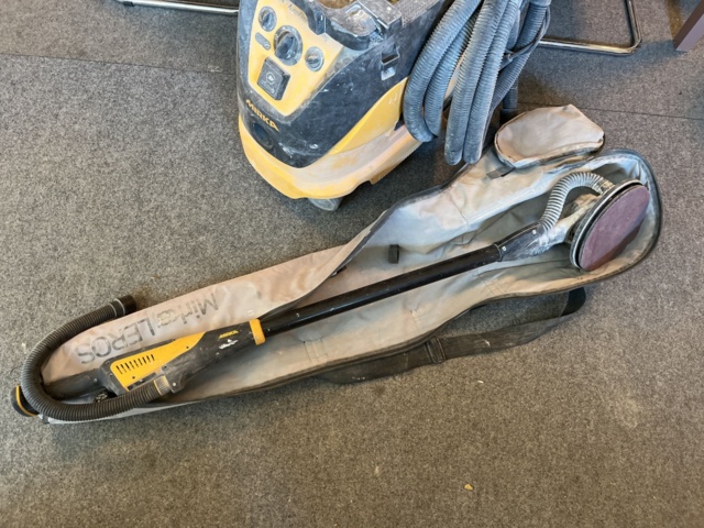 963375-6 Vacuum cleaner & giraffe sander, Mirka Leros 950