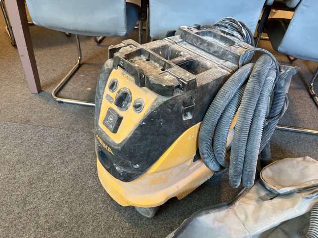 963375-2 Vacuum cleaner & giraffe sander, Mirka Leros 950