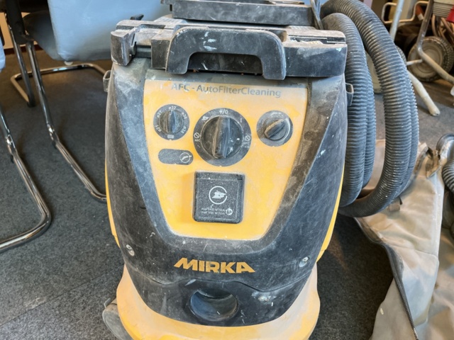 963375-4 Vacuum cleaner & giraffe sander, Mirka Leros 950