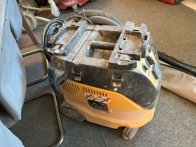 963375-3 Vacuum cleaner & giraffe sander, Mirka Leros 950