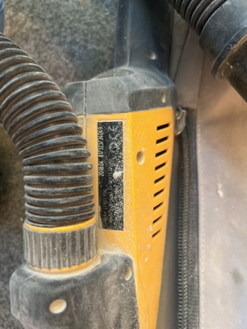 963375-10 Vacuum cleaner & giraffe sander, Mirka Leros 950