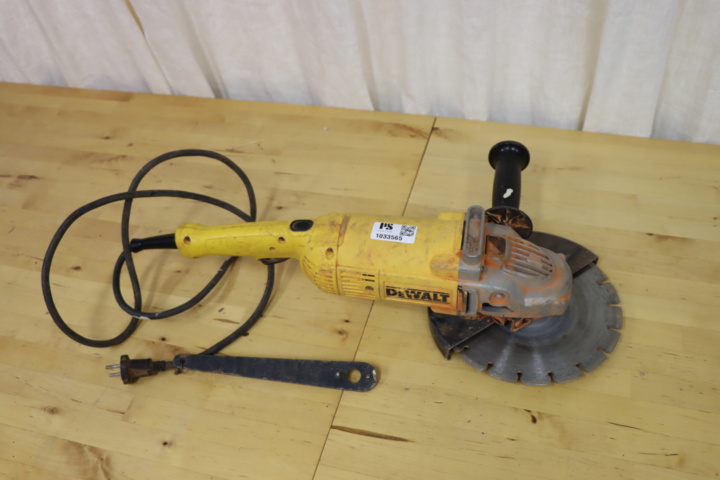 1033565-1 Dewalt DWE492 -qs angle grinder