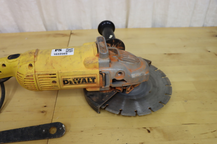 1033565-2 Dewalt DWE492 -qs angle grinder