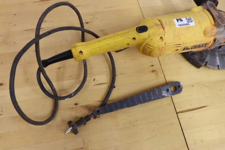 1033565-3 Dewalt DWE492 -qs angle grinder
